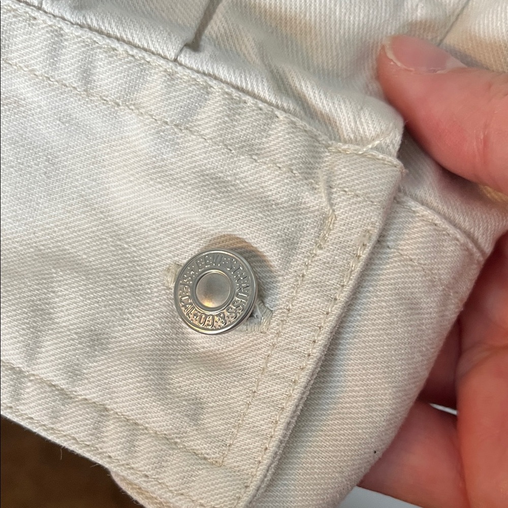 Levi's women’s Light Cream Button-Down Work Shirt - Picture 4 of 6